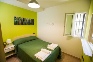 Cribs/infant beds, free WiFi, bed sheets - Santorsola Apartment (Bologna)