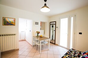Appartamento (SantOrsola apartment) | Area soggiorno | TV a schermo piatto 42 pollici con canali via cavo