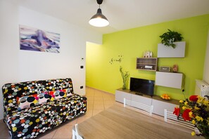 Apartment (SantOrsola apartment) | Wohnbereich | 42-Zoll-Flachbildfernseher mit Kabelempfang