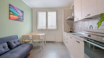 Apartment (West Side) | Ruang tamu | 45 inci televisyen skrin rata dengan digital