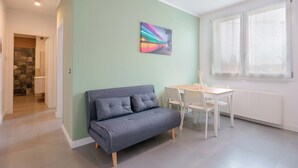 Apartemen (West Side) | Area keluarga | Televisi layar datar 45-inci dengan saluran TV digital