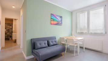 Appartamento (West Side) | Area soggiorno | TV a schermo piatto 45 pollici con canali digitali