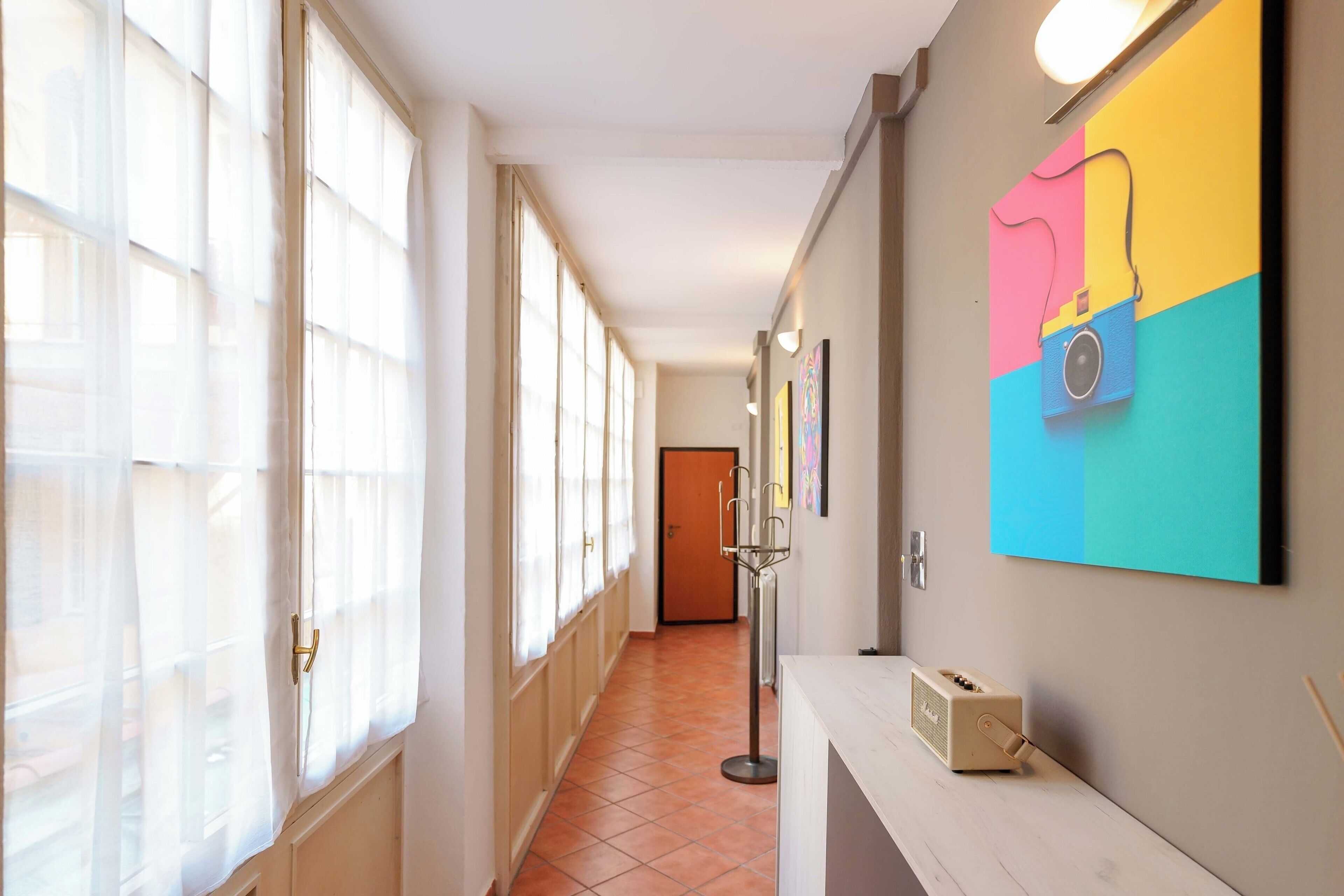 Appartement (Zamboni 58) | Woonruimte | Een 45-inch flatscreentelevisie met digitale zenders