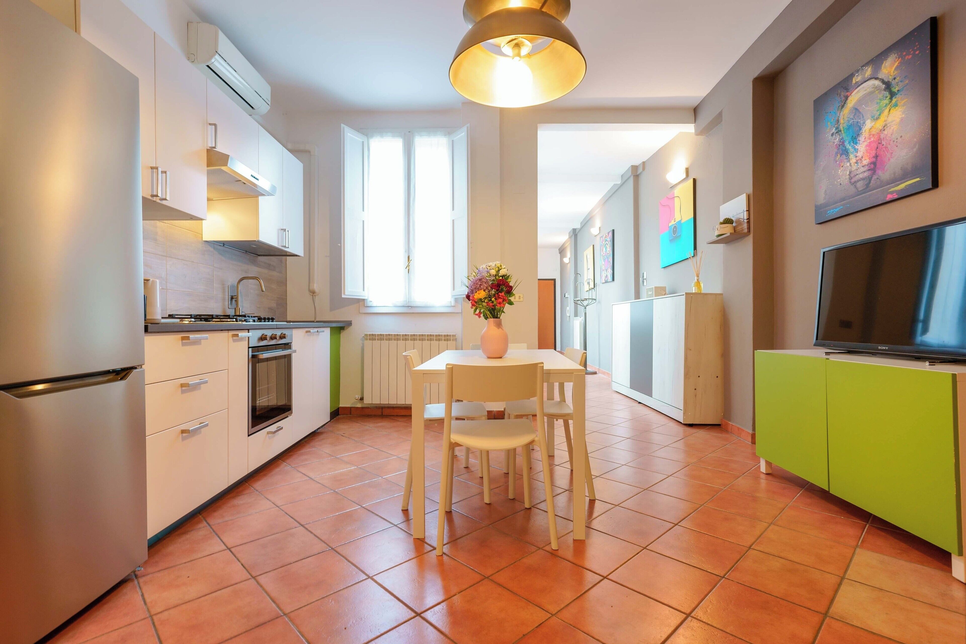 Appartamento (Zamboni 58) | Cucina privata | Frigorifero con congelatore, forno, piano cottura