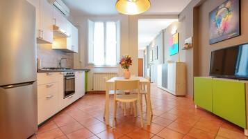 Appartamento (Zamboni 58) | Cucina privata | Frigorifero con congelatore, forno, piano cottura