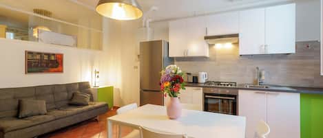 Appartement (Zamboni 58) | Cuisine privée | Réfrigérateur grande capacité avec congélateur, un four