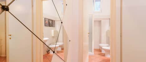 Apartment (Zamboni 58) | Badezimmer | Dusche, Handtücher