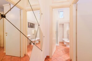 Apartment (Zamboni 58) | Bathroom | Shower, towels - Zamboni 58 Apartment (Bologna)