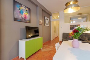 Apartment (Zamboni 58) | Living area | 45-inch flat-screen TV with digital channels - Zamboni 58 Apartment (Bologna)