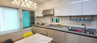 Sokcho Family House Near Seorak Port, Seafood Market & Beach (Walkable)