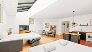 3 soverom, skrivebord, strykejern/-brett og reiseseng for barn