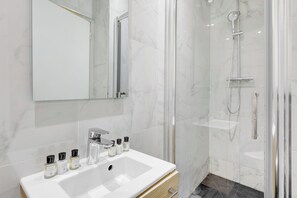 Shower, hair dryer, towels, shampoo - Superbe Loft 3 Chambres – Centre Paris (Paris)