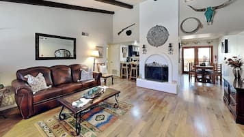 Condo (2 Bedrooms) | Front of property