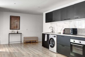 Fridge, microwave, stovetop, coffee/tea maker - Élégant appartement parisien – 4 chambres spacieuses (Paris)