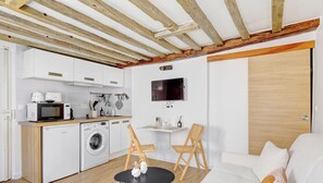 TV, offices - Studio chic refait a neuf au vibrant coeur du Marais (Paris)