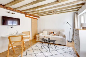 TV, offices - Studio chic refait a neuf au vibrant coeur du Marais (Paris)