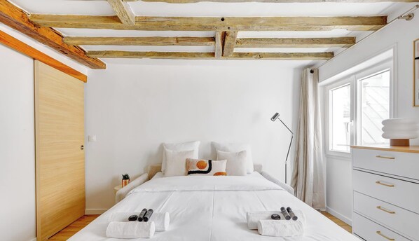 1 bedroom, desk, iron/ironing board, travel cot - Studio chic refait a neuf au vibrant coeur du Marais (Paris)