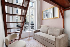 TV - Appartement Design en Duplex Champs-Elysees (Paris)