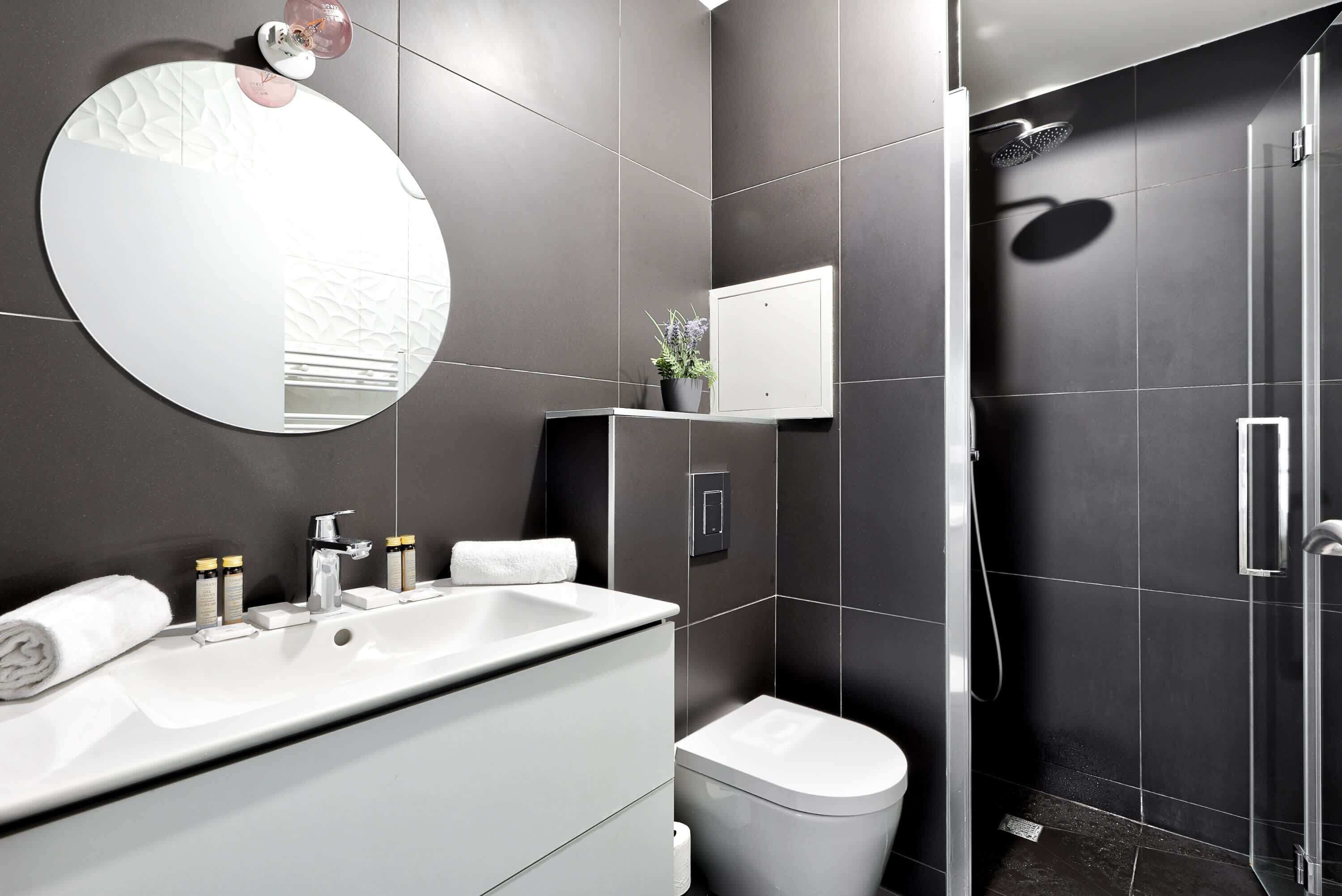 Shower, towels, shampoo