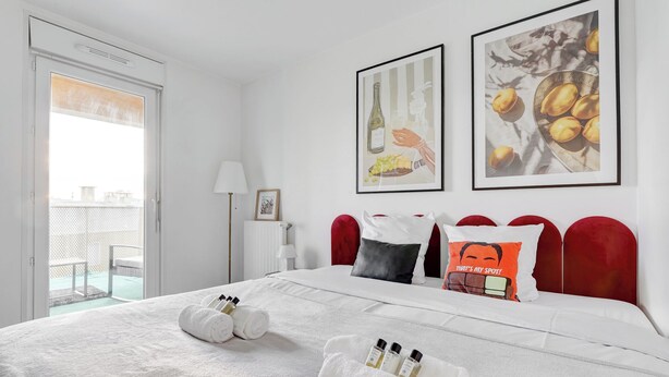 Ein Hotelzimmer mit einem Bett, weißen Handtüchern und einem gerahmten Bild von Zitronen an der Wand.