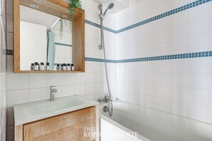 Shower, hair dryer, towels, shampoo - BM-Studio raffine pres de Saint-Sulpice (Paris)