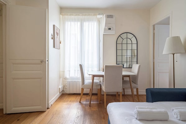 1 bedroom, desk, iron/ironing board, travel cot - Elegant appartement proche de la Tour Eiffel (Paris)