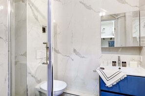 Shower, hair dryer, towels, shampoo - Appartement lumineux proche Buttes-Chaumont – 4P (Paris)