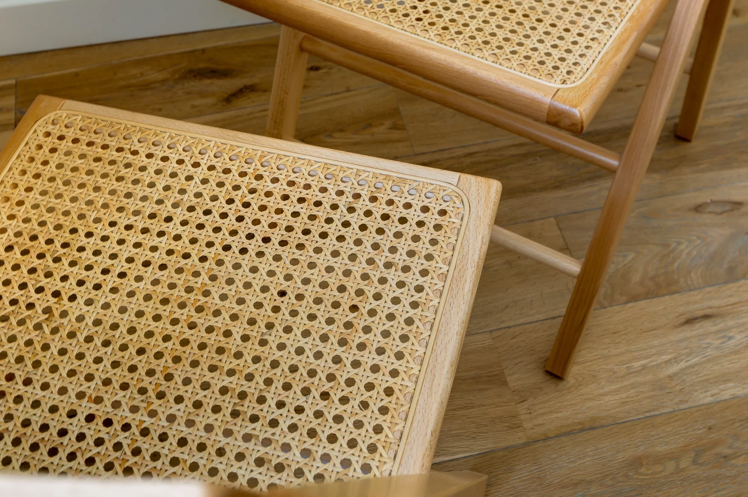 Ein hölzerner Stuhl mit gewebtem Sitz und Rückenlehne.