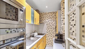 Kühlschrank, Mikrowelle, Ofen, Herdplatte