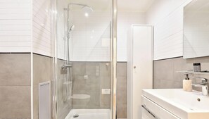 Dusche, Haartrockner, Handtücher, Shampoo