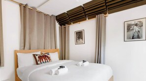 1 bedroom, desk, iron/ironing board, travel crib - Sunny Haven in Historic Le Marais (Paris)