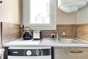 Micro-ondes, plaque de cuisson, bouilloire électrique, grille-pain