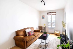 TV, offices - Appartement 2 pièces à proximité de Gare de L'est (Paris)