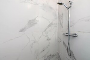 Shower, hair dryer, towels, shampoo - Appartement 2 pièces à proximité de Gare de L'est (Paris)
