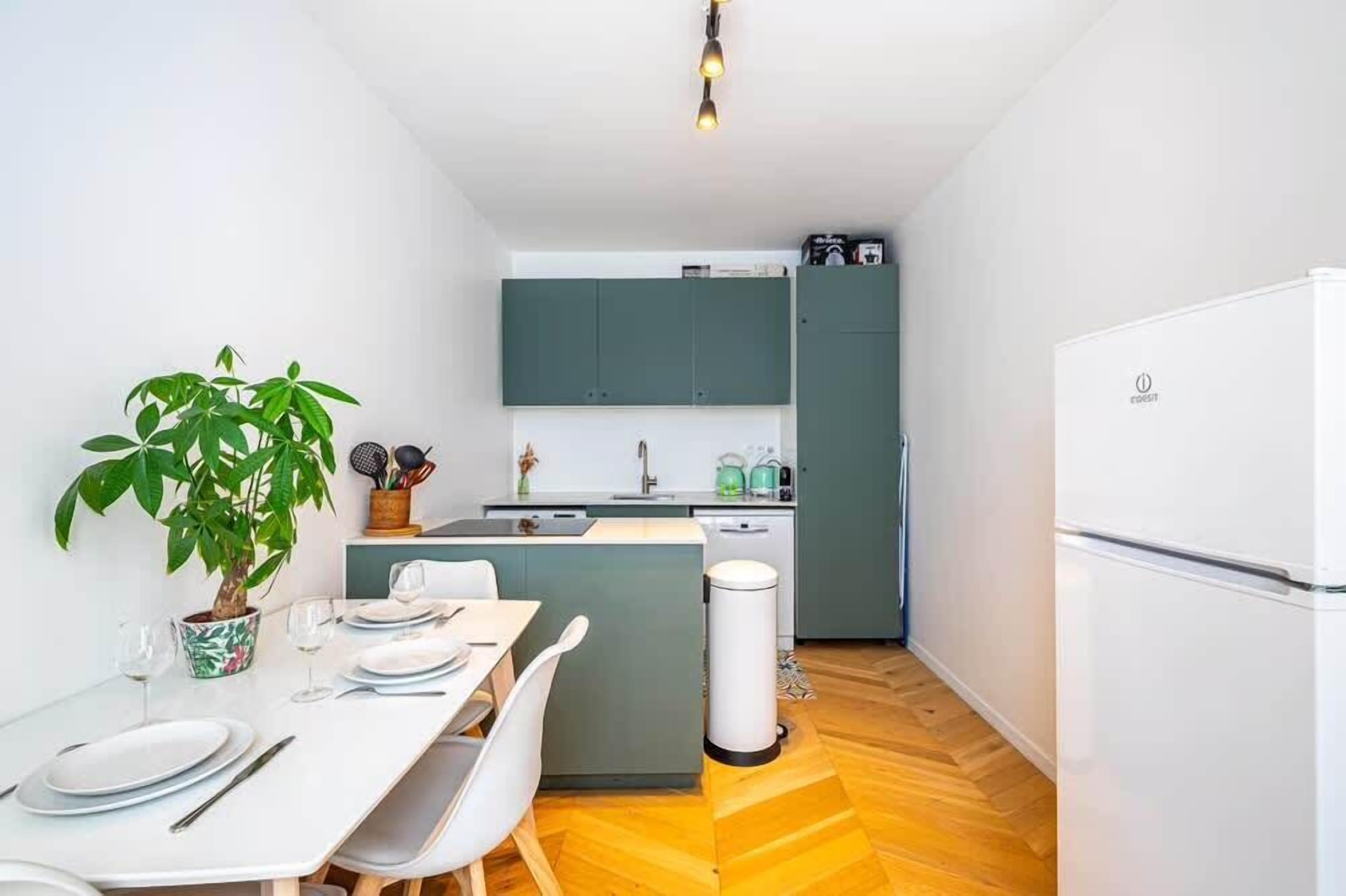 Fridge, microwave, dishwasher, coffee/tea maker