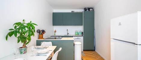 Fridge, microwave, dishwasher, coffee/tea maker