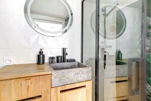 Shower, hair dryer, towels, shampoo - Studio lumineux au centre de Paris (Paris)