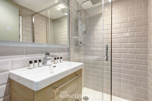 Shower, hair dryer, towels, shampoo - Superbe Duplex Design au Marais (Paris)