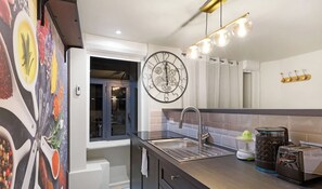 Refrigerador, microondas, lavavajillas y cafetera y tetera