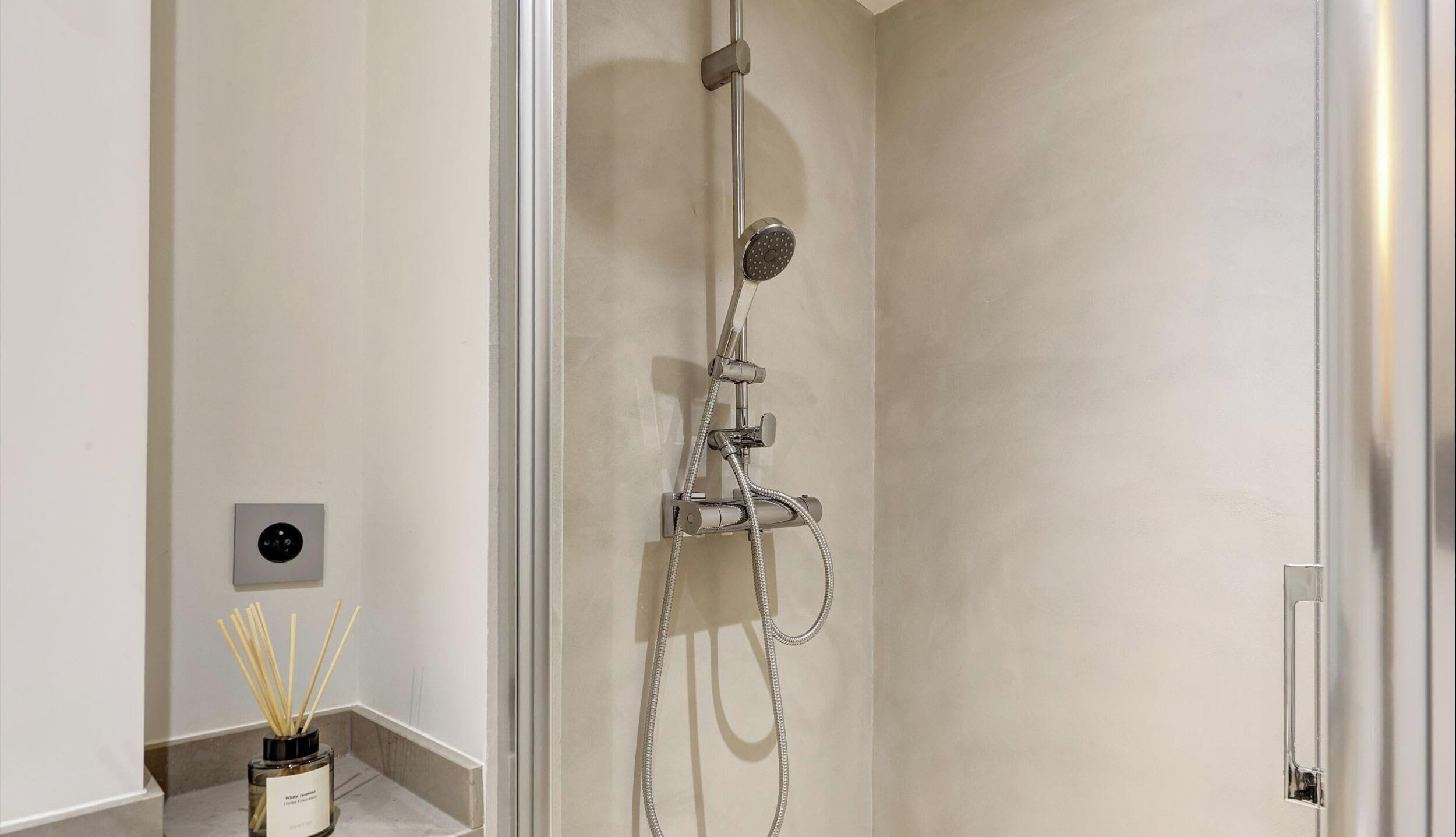 Een douche, een haardroger, handdoeken, shampoo