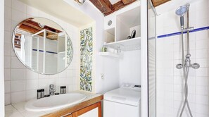 Shower, hair dryer, towels, shampoo - BM - Ecrin urbain dans le Marais (Paris)