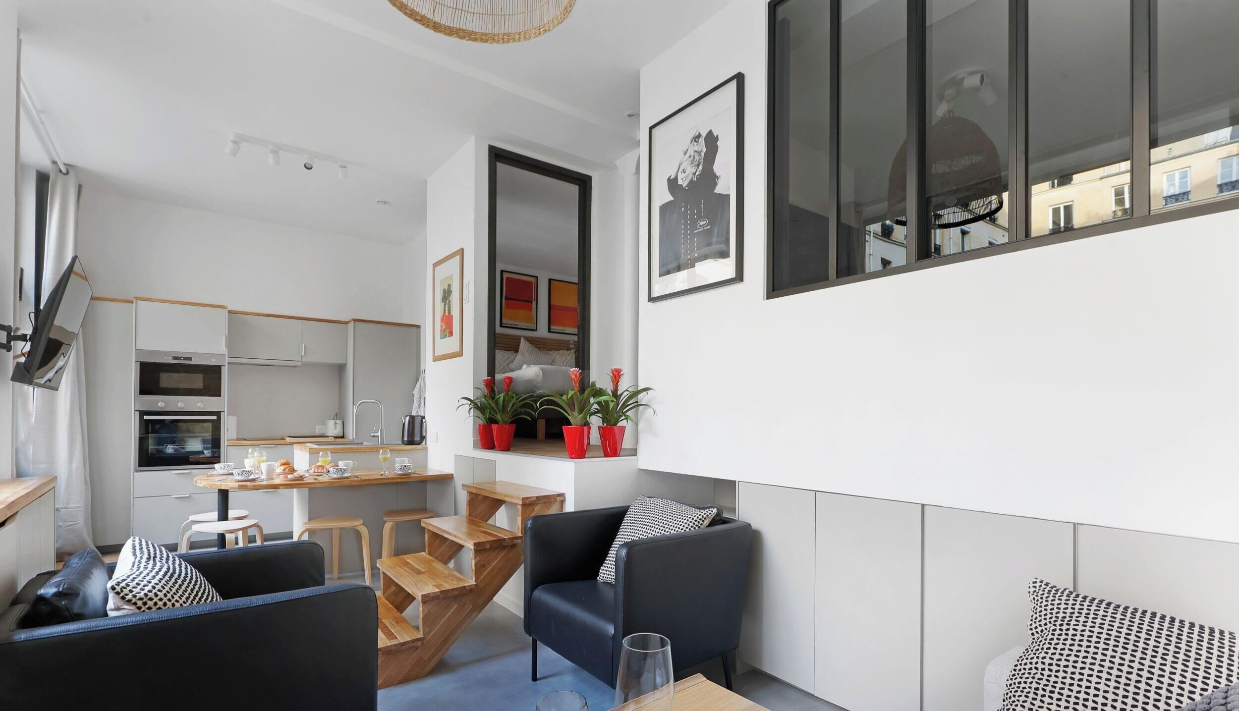Un appartement moderne comprenant une cuisine, un coin repas et un espace de vie.
