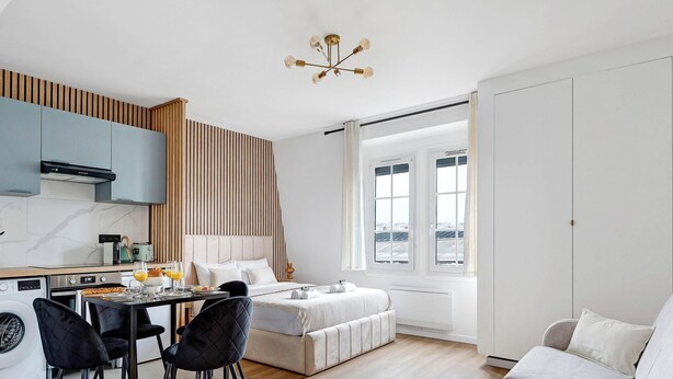A modern kitchen with a dining area, a large window, and a cozy seating area with a sofa and chairs. - Studio d'Architecte Haut de Gamme - Elegance et Confort - Paris (Paris)