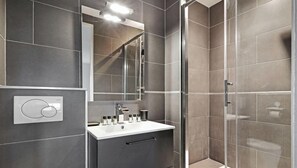 Douche, sèche-cheveux, serviettes fournies, shampoing