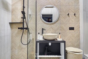 Shower, hair dryer, shampoo - Appartement de prestige avec balcon - Paris 16e (Paris)