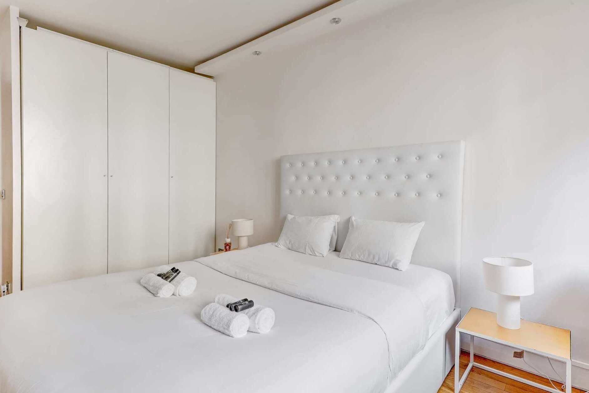 2 Schlafzimmer, Schreibtisch, Bügeleisen/Bügelbrett, Reisekinderbett