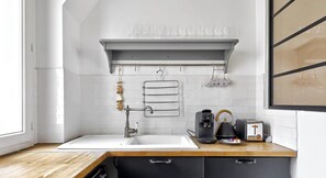Fridge, stovetop, coffee/tea maker, electric kettle - Superbe duplex avec terrasse face Tour Eiffel (Paris)