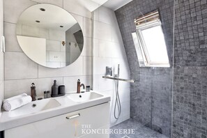 Shower, hair dryer, towels, shampoo - Superbe duplex avec terrasse face Tour Eiffel (Paris)
