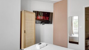 2 habitaciones, escritorio y tabla de planchar con plancha 