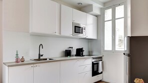 Fridge, microwave, oven, stovetop - Charmant appartement pour 6P (Levallois-Perret)